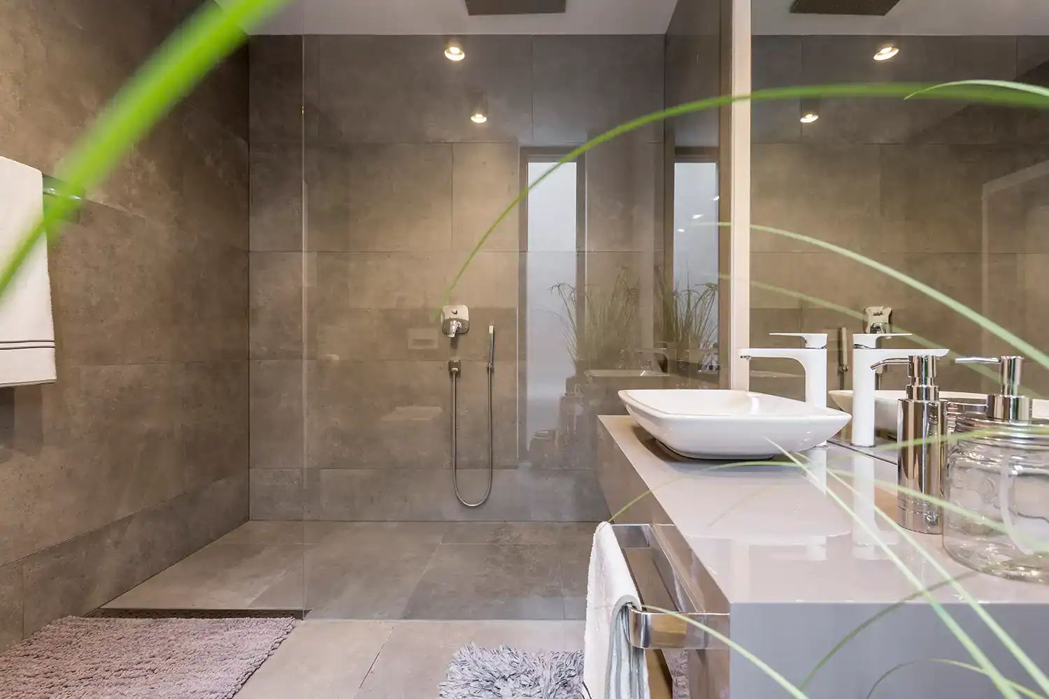 Badsanierung: Modernes barrierearmes Badezimmer mit bodengleicher Dusche, Glasabtrennung und Waschtisch