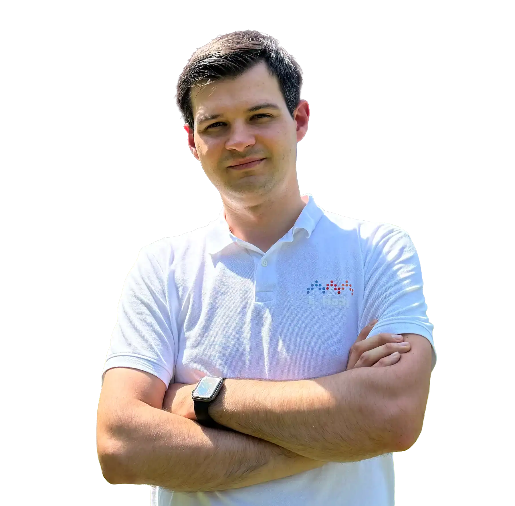 Leon Hopp, Geschäftsführer der SHK Zientz Sanitär- und Heizungs GmbH in Gelsenkirchen, lächelnd in weißem Poloshirt mit verschränkten Armen.